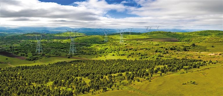 內(nèi)蒙古首條特高壓輸電通道——錫林郭勒盟至山東省1000千伏特高壓輸電線路。.jpg